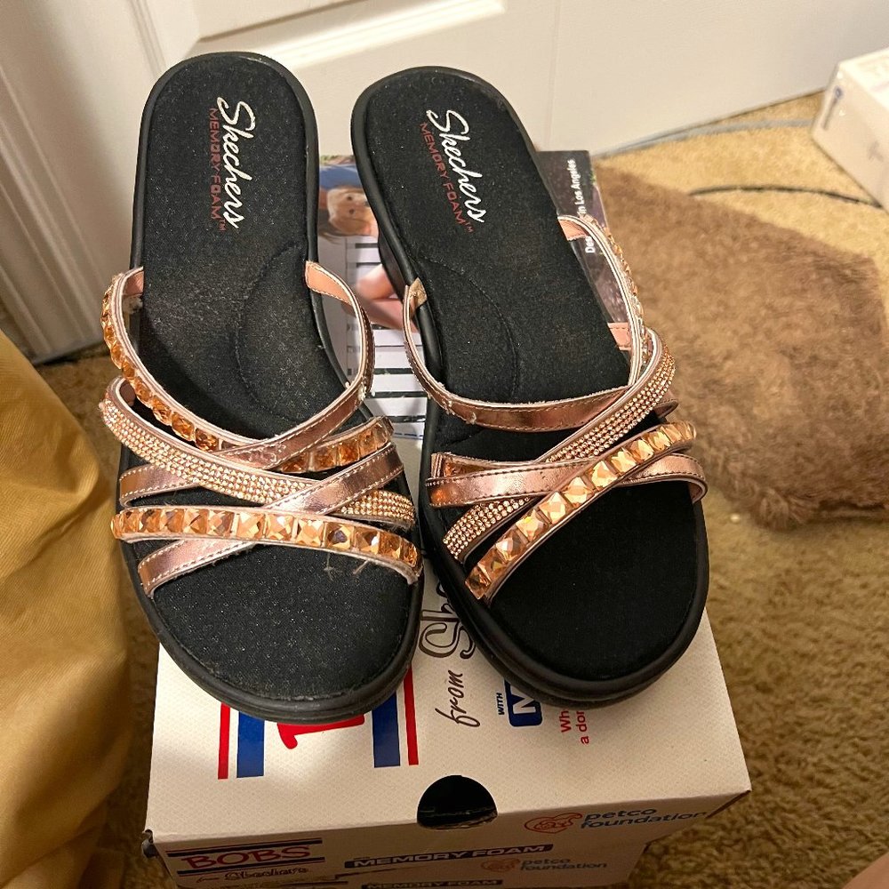 Pink Skechers pink sandel